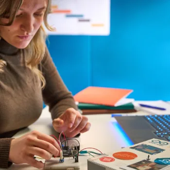 Arduino dévoile son Starter Kit R4 : un pack pensé pour démocratiser l’électronique DIY