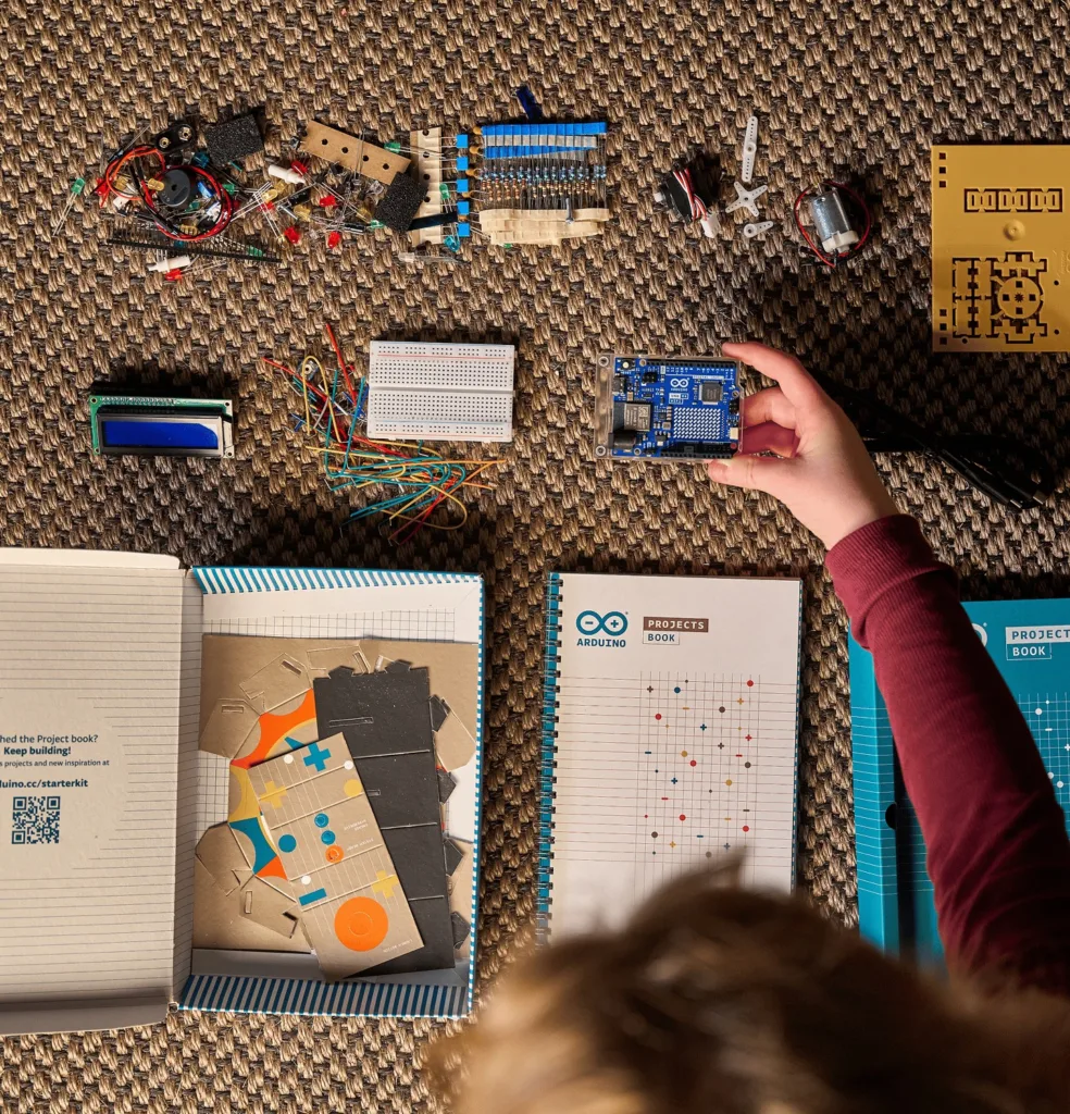 Arduino dévoile son Starter Kit R4 : un pack pensé pour démocratiser l’électronique DIY 68 1763454600 rectangle 943 2x