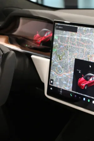 Tesla sur le point d’intégrer… Apple CarPlay ? Oui, vous avez bien lu