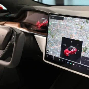 Tesla sur le point d’intégrer… Apple CarPlay ? Oui, vous avez bien lu
