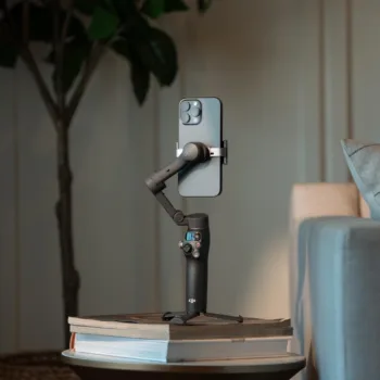 DJI Osmo Mobile 8 : la nacelle stabilisée avec suivi DockKit débarque à 159 €