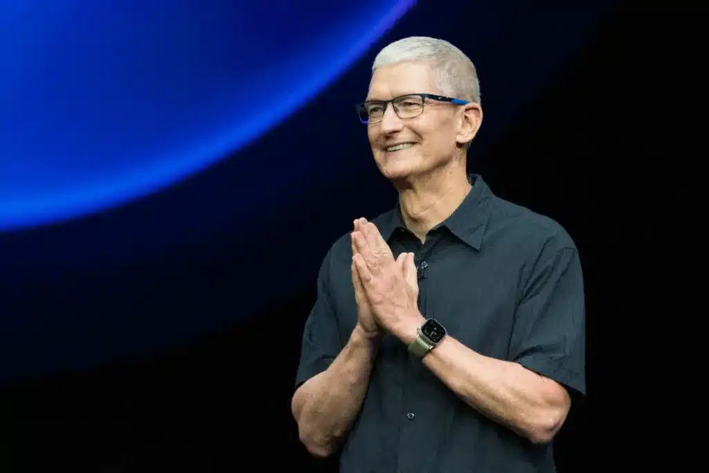 Tim Cook ne quittera pas Apple avant longtemps : Gurman dément les rumeurs de départ en 2026