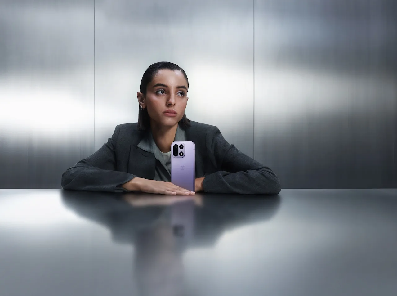 Le OnePlus 15 est officiel : triple puce, écran 165 Hz et batterie de 7 300 mah 50 Infiniti Hero Shot Ultra Violet RGB