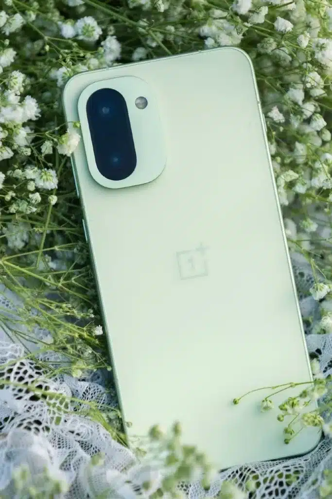 OnePlus 15R : la date de présentation est officielle, et son design n’est plus un secret 42 OnePlus 15R 6