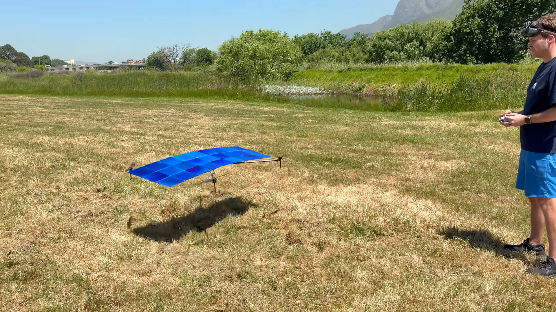 Le drone 100 % solaire de Luke Maximo Bell : une prouesse d'ingénierie ultralégère 50 battery less drone powered entirely by a solar panel 2