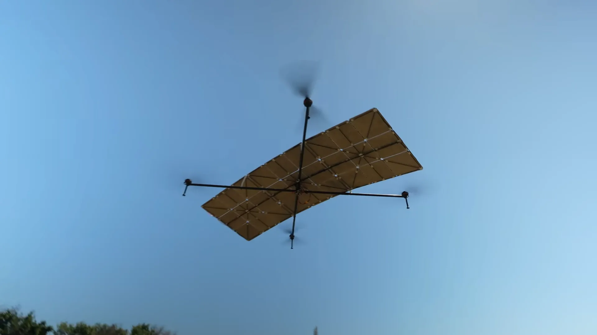 Le drone 100 % solaire de Luke Maximo Bell : une prouesse d'ingénierie ultralégère 49 Le drone 100 % solaire de Luke Maximo Bell : une prouesse d'ingénierie ultralégère