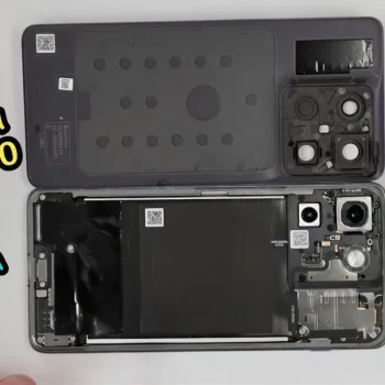 Démontage du Motorola Edge 70 : la batterie 4 800 mAh dans 3,9 mm d'épaisseur