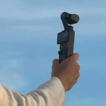 DJI Osmo Pocket 4 : la caméra stabilisée voit son lancement repoussé à début 2026
