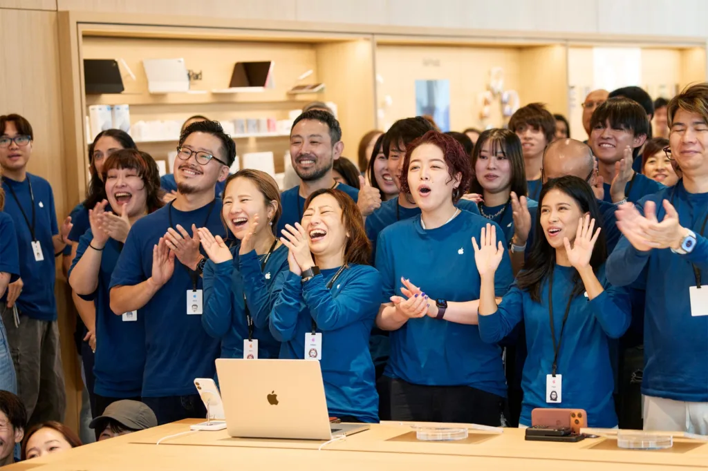 Apple Ginza opening day team mem