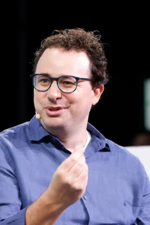 Dario Amodei : le CEO d'Anthropic défend le calme stratégique face à la frénésie d'OpenAI