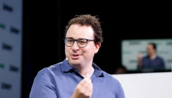 Dario Amodei : le CEO d'Anthropic défend le calme stratégique face à la frénésie d'OpenAI