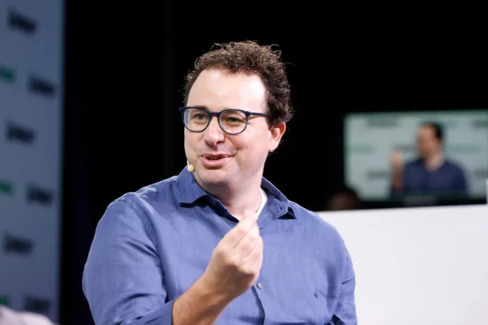 Dario Amodei : le CEO d’Anthropic défend le calme stratégique face à la frénésie d’OpenAI