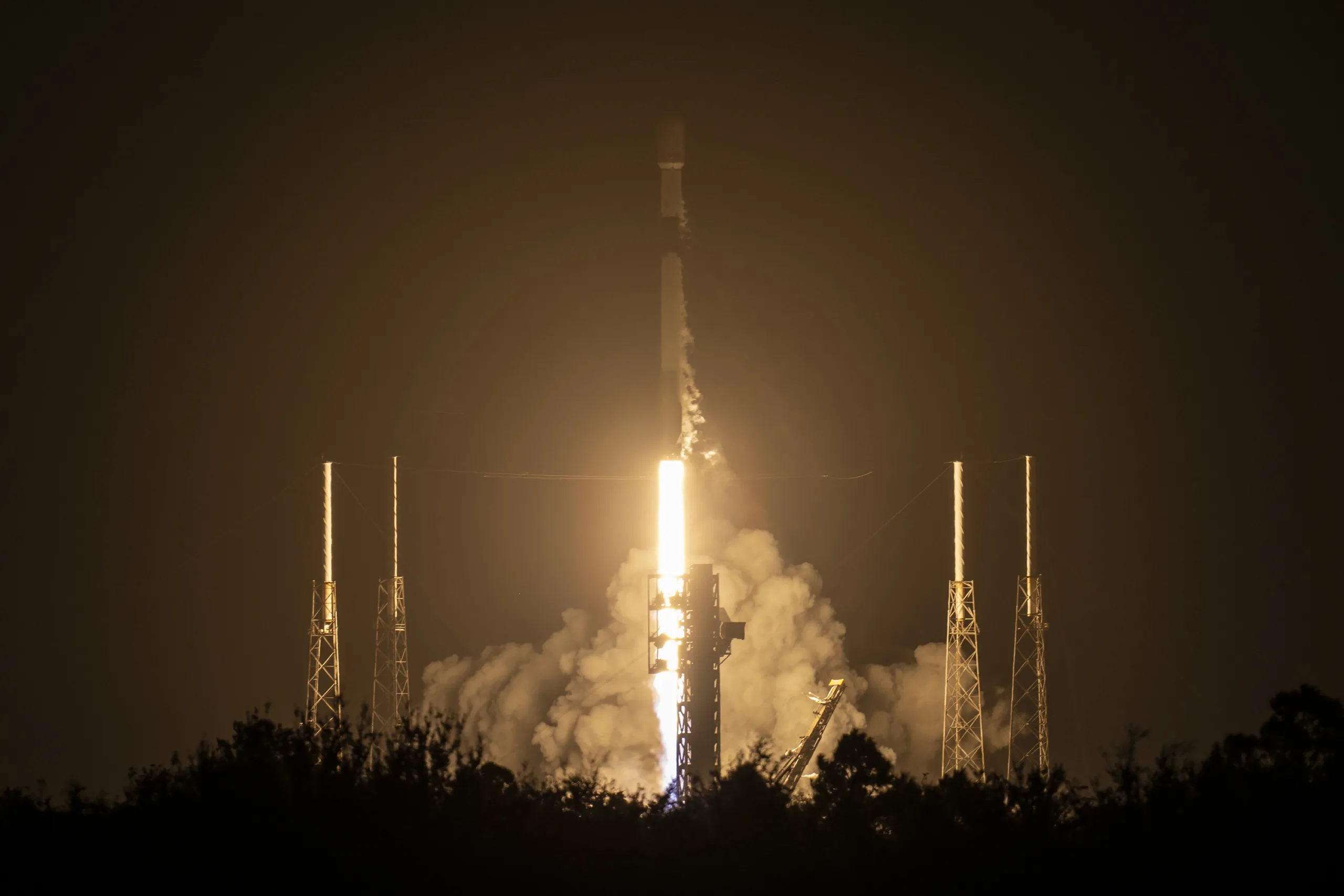 SpaceX célèbre son 100ᵉ lancement de l'année avec une Falcon 9 en pleine puissance