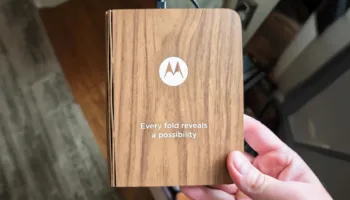 Motorola va lancer son premier smartphone pliable « livre » au CES 2026