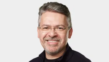 Apple : le patron de l’IA John Giannandrea quitte ses fonctions, Siri et Apple Intelligence en suspens