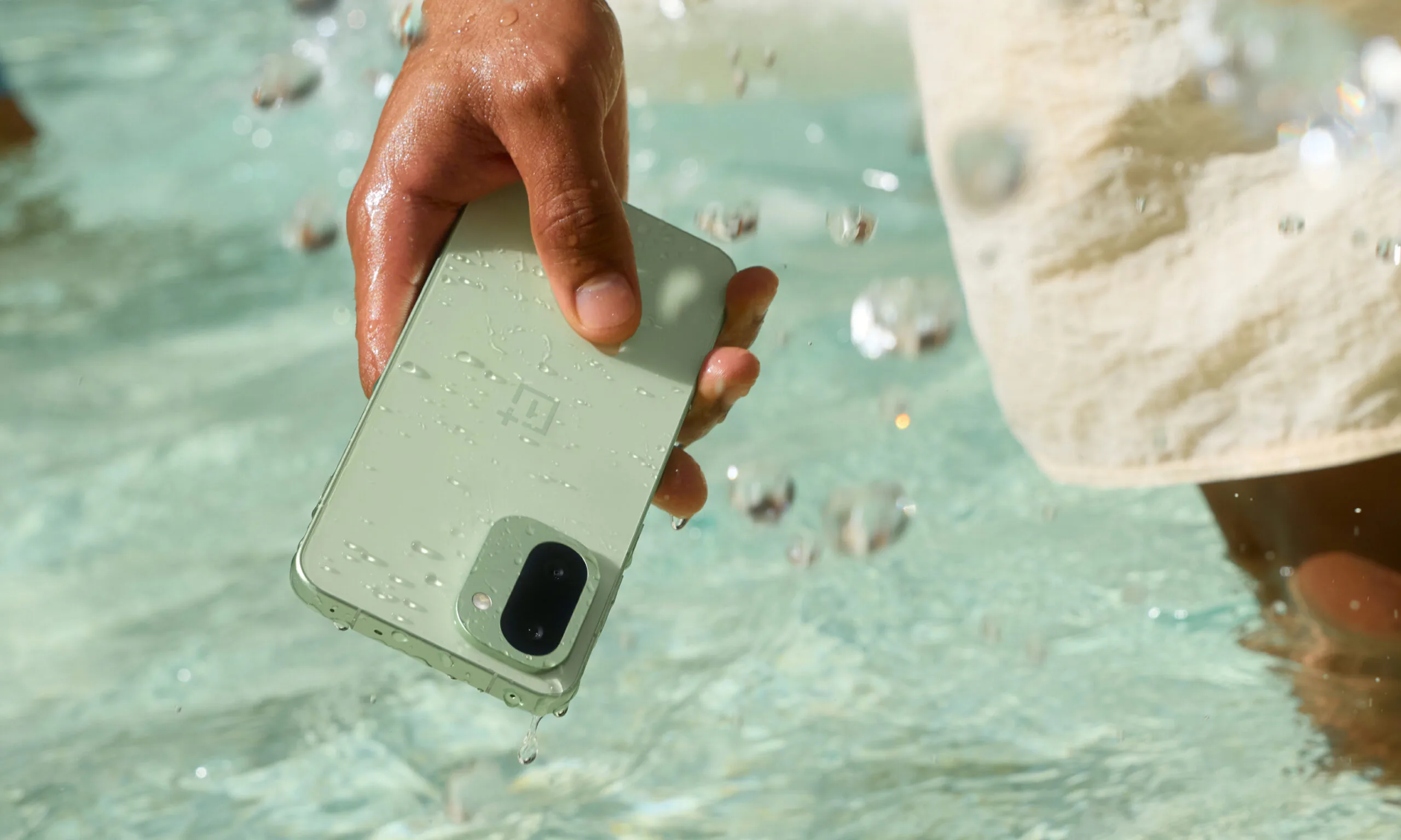 OnePlus 15R : le « flagship abordable » de OnePlus mise tout sur une batterie géante et la puissance brute 51 OnePlus 15R Press 03 scaled 1