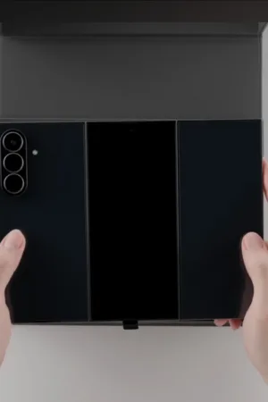 Galaxy Z TriFold : la vidéo d'unboxing confirme le chargeur 45 W dans la boîte