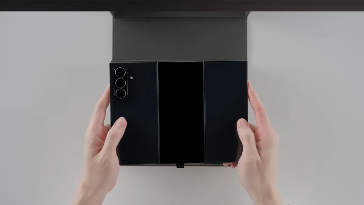 Galaxy Z TriFold : la vidéo d'unboxing confirme le chargeur 45 W dans la boîte