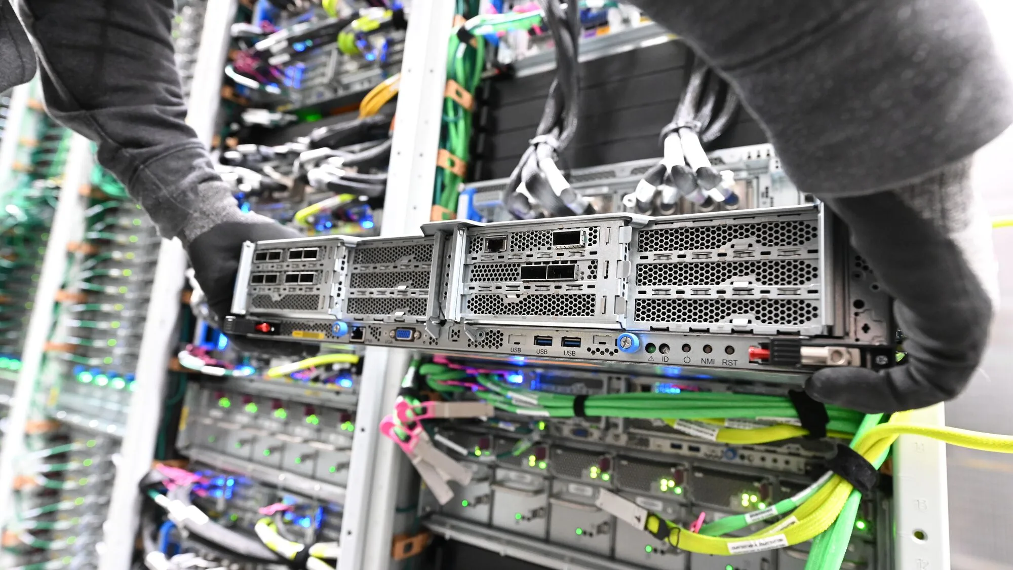 AWS lance les AI Factories : des supercalculateurs IA directement chez le client