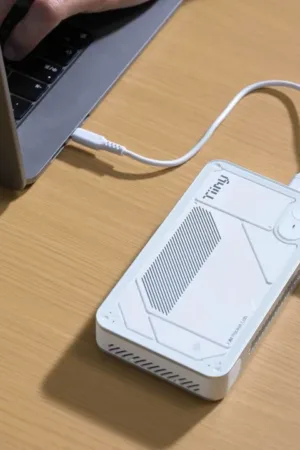 Tiiny AI Pocket Lab : le plus petit supercalculateur IA au monde capable de faire tourner des LLM 120B en local