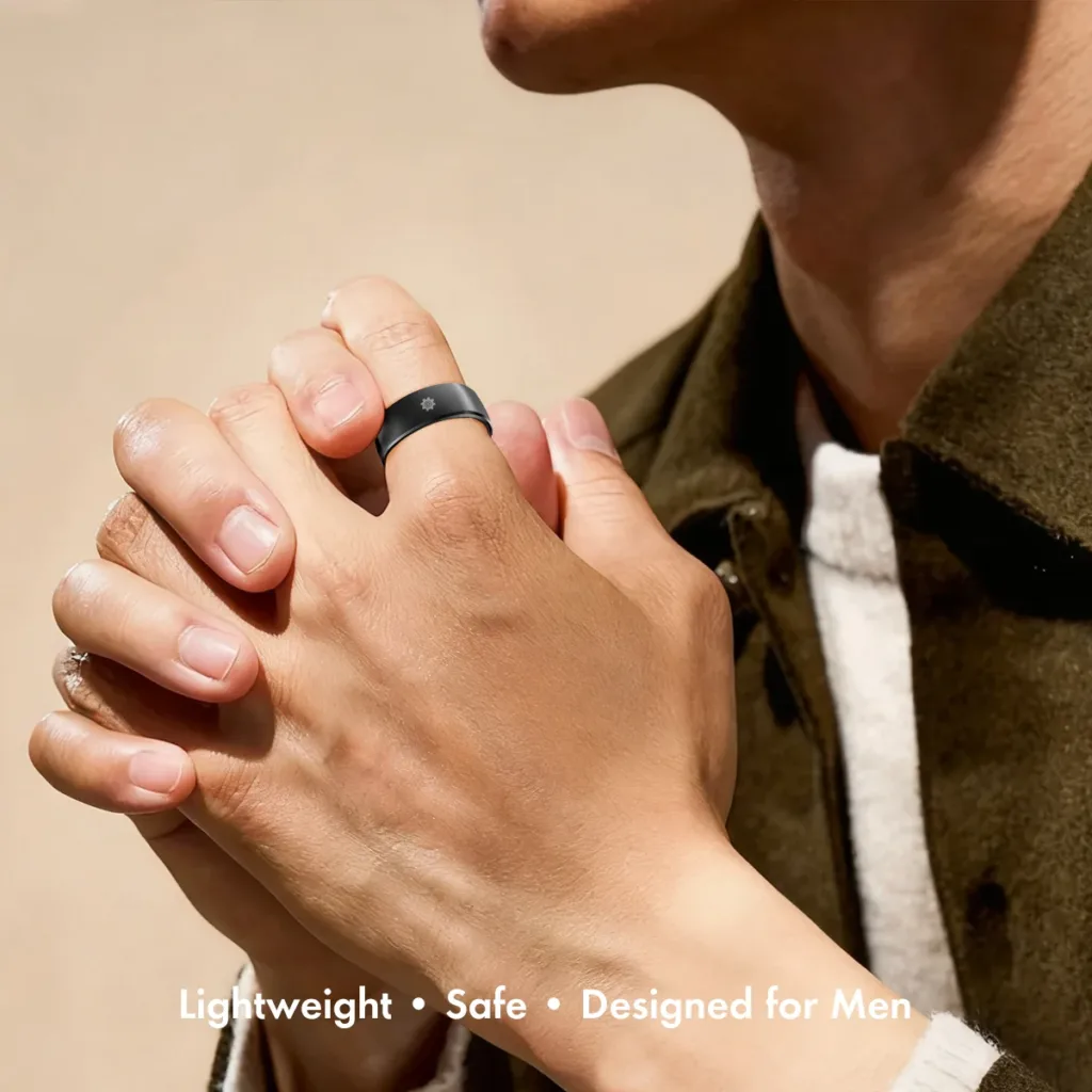 Smalth Titanium : une bague connectée pensée pour la santé… sans dépendre du smartphone 53 男性佩戴场景 手部特写
