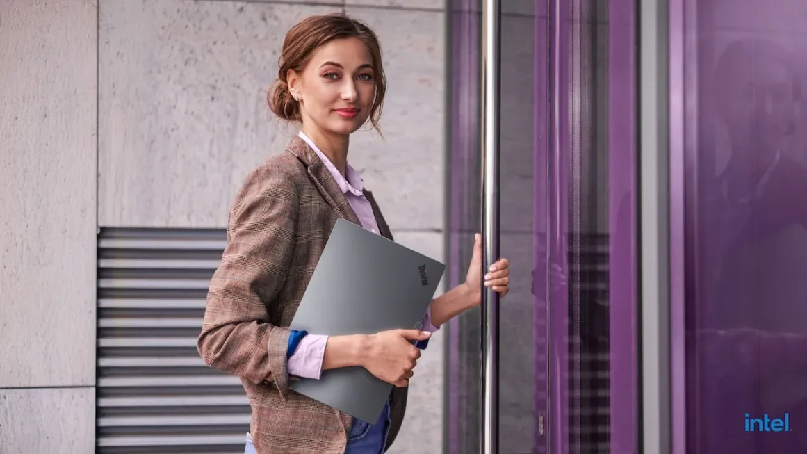 01 ThinkPad X9 15p Thunder Grey Copilot Mobility 01