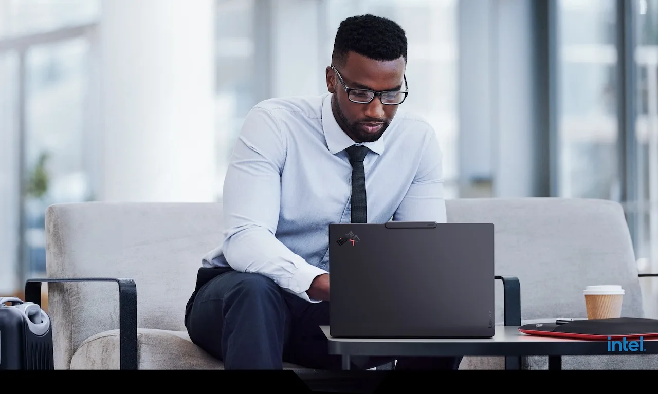 ThinkPad X1 Carbon Gen 14 : La révolution « Space Frame » et le retour de la réparabilité 58 03 ThinkPad X1 Carbon Transit