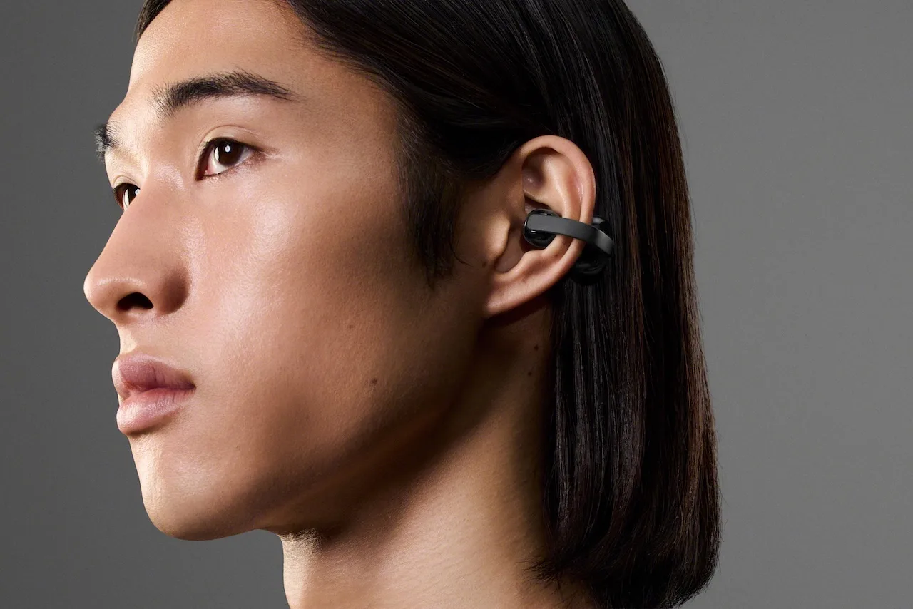 LinkBudsClip Black Lifestyle HeroImage CloseUp Large