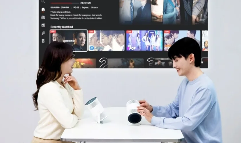 The Freestyle+ : Samsung double la luminosité et injecte de l'IA dans son projecteur nomade