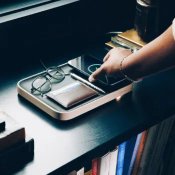 Twelve South Valet : un plateau de recharge sans fil qui se fond dans la décoration