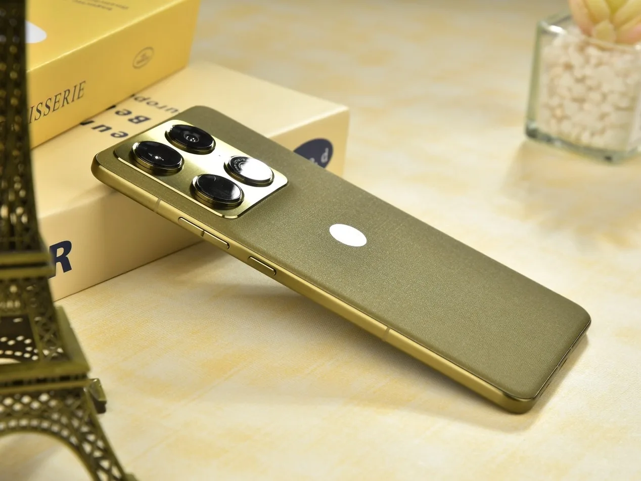 Motorola Moto X70 Air Pro : 6,9 mm d’épaisseur, 5 200 mAh et Snapdragon 8 Gen 5 !