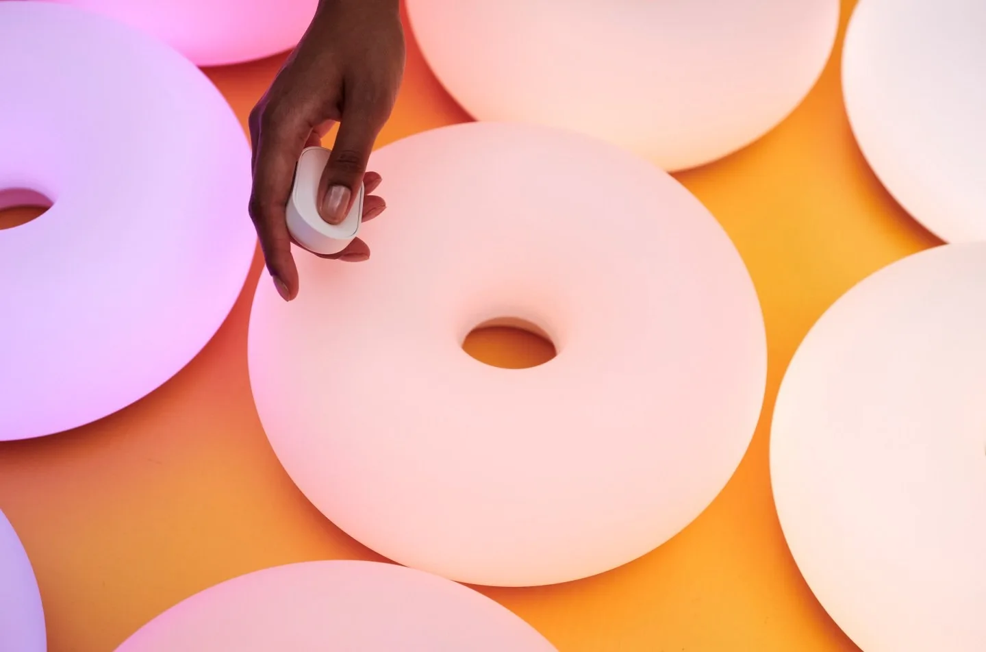 IKEA VARMBLIXT : La lampe "Donut" devient intelligente et compatible Matter
