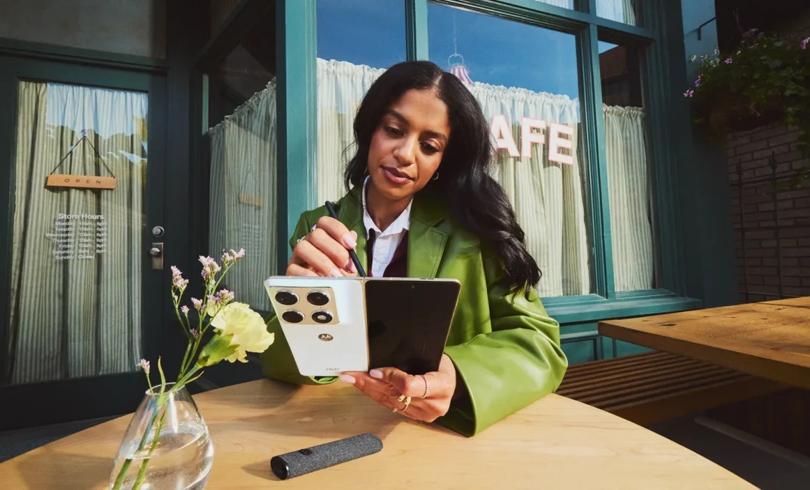 moto_razr_fold_2026_form_factor (4) moto razr fold 2026 form factor 4