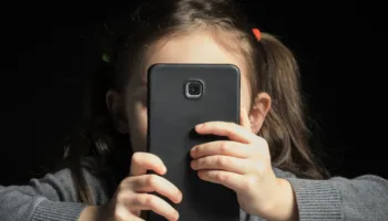 Interdiction des réseaux sociaux avant 15 ans : La France lance son « Big Bang » numérique