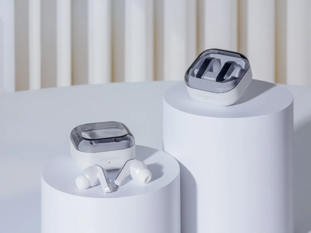 005 lifestyle galaxy buds4pro white galaxy buds4 white combo