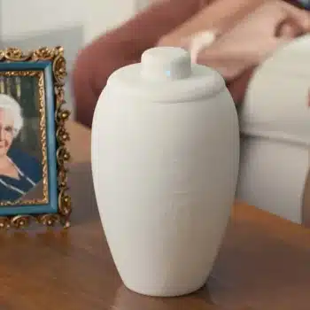 Spotify x Liquid Death : Une urne Bluetooth à 495 dollars pour streamer dans l'au-delà