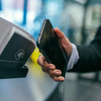 NFC 2026 : Débits multipliés par 8, recharge sans fil et sécurité post-quantique