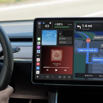 Tesla et Apple CarPlay : pourquoi l’arrivée se fait attendre, et le rôle clé d’Apple Maps et d’iOS 26
