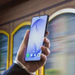 015 lifesytle galaxy s26ultra cobaltviolet privacy display partial trambooth 2