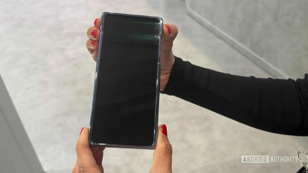 Adieu le pli ? Samsung dévoile son incroyable écran qui s’étire sans charnière