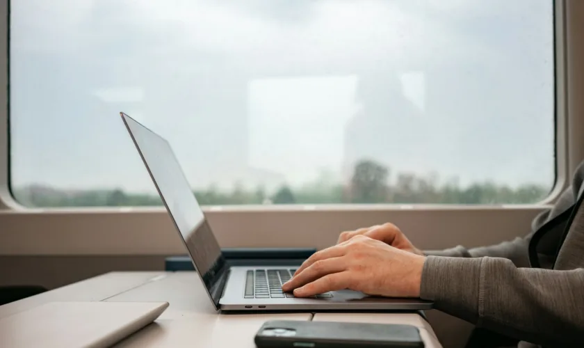 Fin de l'anonymat ? Une IA d'Anthropic peut vous identifier pour moins de 4 dollars