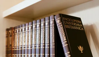 Droit d'auteur : Britannica et Merriam-Webster attaquent OpenAI en justice