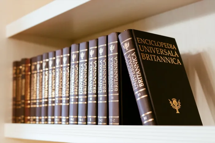 Droit d’auteur : Britannica et Merriam-Webster attaquent OpenAI en justice