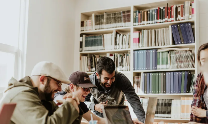 Étude Pew 2026 : Plus d'un ado sur deux utilise l'IA pour ses devoirs