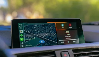 WhatsApp arrive enfin sur Apple CarPlay : Ce qui va changer !