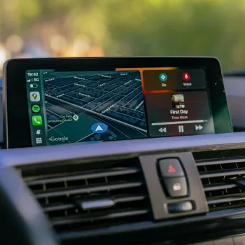 WhatsApp arrive enfin sur Apple CarPlay : Ce qui va changer !