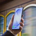 015 lifesytle galaxy s26ultra cobaltviolet privacy display partial trambooth 4