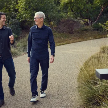 John Ternus : qui est le futur CEO d’Apple qui succède à Tim Cook ?