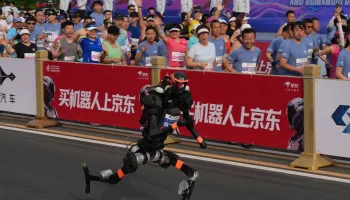 Plus rapide que l'humain : Un robot Honor boucle un semi-marathon en 50 min