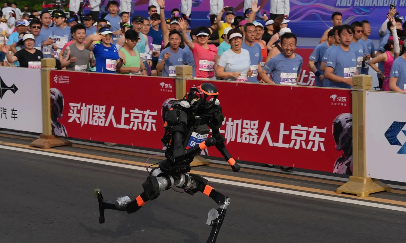 Plus rapide que l'humain : Un robot Honor boucle un semi-marathon en 50 min